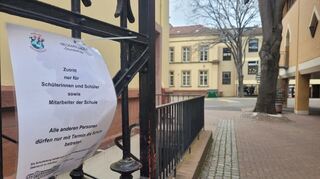 Betreten für Unbefugte nun verboten: ein neuer Zettel an Neckarschule.