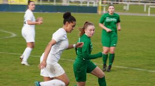 Victoria Bode von den B-Juniorinnen (grünes Trikot, Mitte) gibt gegen Stuttgart ihr Debüt in der Frauenmannschaft.