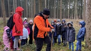 Förster Jürgen Heumüller zeigt den Kindern, wie es geht.