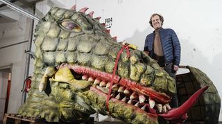 Museumsdirektor Alexander Schubert mit dem Kopf des Drachens, der im Holiday Park in Haßloch Generationen von Kindern fasziniert hat.