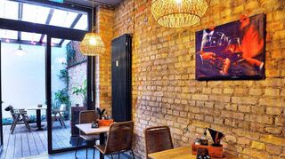 Modern und gemütlich zugleich – und mit einer Terrassentür zum Innenhof, wo man ebenfalls sitzen kann: Das Restaurant liegt mitten im Jungbusch.