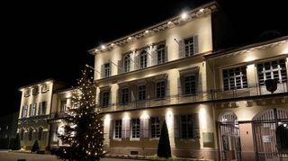 Das Schloss in Neckarhausen: Hier geht am Samstag ab 20.30 Uhr für eine Stunde das Licht aus, um ein Zeichen für den Klimaschutz zu senden.