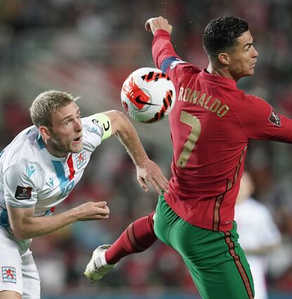Szene aus einem Länderspiel in der WM-Qualifikation im Oktober 2021: Luxemburgs Kapitän Laurent Jans (l.), der beim SV Waldhof unter Vertrag steht, gegen Portugals Superstar Cristiano Ronaldo.