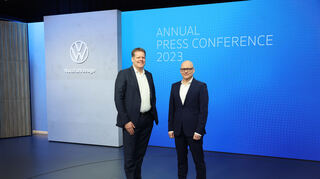 mid Groß-Gerau - Prof. Dr. Carsten Intra (links) und Michael Obrowski präsentieren die Ergebnisentwicklung von Volkswagen Nutzfahrzeuge (VWN).