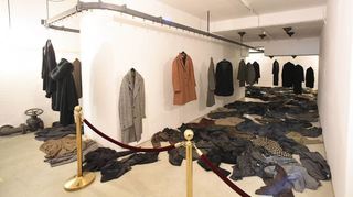 Das bleibt weiter verborgen: die beeindruckende Installation „Das letzte Hemd“ von Christian Boltanski im Keller.