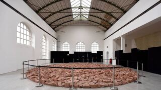 Nicht für Publikum zugänglich: die Halle mit Richard Longs riesigem Steinkreis. Hinten und seitlich sind provisorische Garderoben eingebaut.