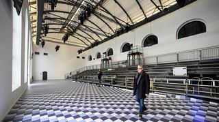 Hier, im alten Kesselhaus der Schildkröt-Fabrik, spielt nun die Oper des Nationaltheaters. Im Bild vorne der Technische Direktor Harald Frings.