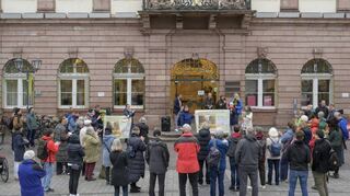 Kundgebung vor dem Rathaus zum Erhalt der Ochsenkopfwiese.