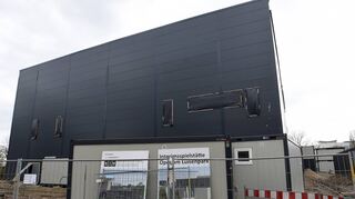 Derzeit abgesperrt und gesichert: die Baustelle der „Oper am Luisenpark“ in der Theodor-Heuss-Anlage. Bald soll es hier weitergehen.