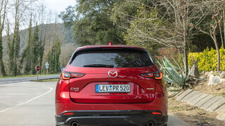mid Barcelona - LED Scheinwerfer am Heck und eine Doppelauspuffanlage zeichnen das Heck des CX-5.