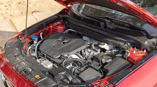 mid Barcelona - Der e-Skyactiv G Benzinmotor bekommt im Facelift jetzt Unterstützung von einem 24 V integrierten Startergenerator.