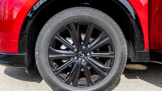 mid Barcelona - Den CX-5 gibt es mit 19 Zoll Leichtmetallfelgen und 225/55 R19 Bereifung.