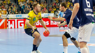 Rhein Neckar Loewe Albin Lagergren (Nr.23) gegen Hamburgs Baijens, Dani beim Spiel in der Handball Bundesliga