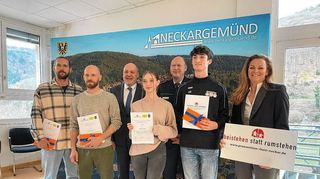 Ehrung nach einer Lebensrettung am 24. Januar in Neckargemünd (v.l.): Patrick Helten, Frank Steininger , Bürgermeister Frank Volk, Sophia Belakov, Gerhard Mackert Dominik Kratz und Tanja Krampe (Die dritte Schülerin Berfin konnte bei der Ehrung nicht dabei sein).