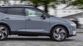Der Nissan Qashqai gibt sich als sportlicher Kurvenjäger, der sehr gut verarbeitet ist.