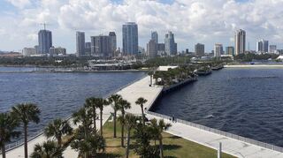 Blick auf den neu gestalteten St. Pete Pier, einer künstlichen Ruhe- und Erlebniszone in der Tampa-Bay mit Blick auf die Skyline.