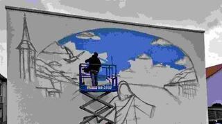 Und hier eine Aufnahme aus der Projektphase mit dem Künstler Muhittin Apay auf dem Hubsteiger.