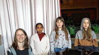 Ein bisschen aufgeregt sind sie jetzt schon (v.l.): Lehrerin Rebecca Senck mit ihren Schülerinnen Joud, Nella Sophie und Amelie.