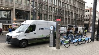 Eine Mitarbeiterin von nextbike bringt Nachschub an die Station am Paradeplatz.