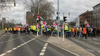 In zwei Zügen laufen die Streikenden am Freitagmorgen durch Mannheim. Einer davon startet am gewerkschaftshaus und läuft in Richtung Wasserturm.