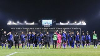 Die Waldhof-Spieler feiern nach dem 3:2 gegen Ingolstadt im letzten Heimspiel vor den Fans auf der Osttribüne. Anpfiff war um 19 Uhr, das passte.