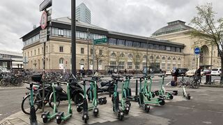 Am Hauptbahnhof stehen E-Roller bereit, um eine Alternative zur Bahn zu bieten.