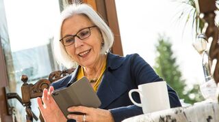 Umgang mit dem Smartphone – null problemo: Laut einer Umfrage besitzen gut 90 Prozent der 50- bis 75-Jährigen ein Handy.