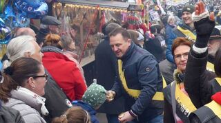 Vize-Bürgermeister Michael Mittelstädt (M.) beim Mathaisemarkt-Festzug am 5. März. Kurze Zeit nach diesem Schnappschuss wird er attackiert.