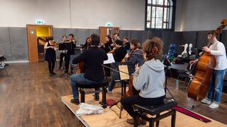 Buchstäblich konzentriertes Miteinander: das junge Festivalcampus-Ensemble des Heidelberger Frühlings bei der Probenarbeit.