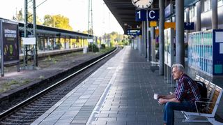 Am Mannheimer Hauptbahnhof geht am Montag nichts - und das gilt nicht nur dort. Ob auf Gleisen, Straßen oder in der Luft: der Verkehr steht weitgehend still. (Symbolbild)