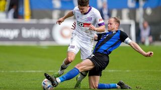 Gutes Timing bei der Grätsche: Mannheims Marcel Seegert spielt den Ball. Zwei Gegentore kassieren die Waldhöfer dennoch gegen Osnabrück.