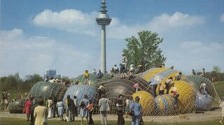 Bleibende Kindheitserinnerung an die Bundesgartenschau 1975 und die Jahre danach: das Ballgebirge „Babbelplast“ auf der Freizeitwiese im Luisenpark.