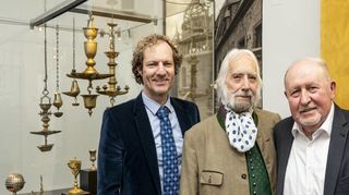 Das Historische Museum erhielt als Schenkung des Künstlers und langjährigen Leiters der Villa Romana in Florenz, Commendatore Joachim Burmeister, 36 Objekte jüdischer Provenienz, wie Sabbat- und Chanukka-Lampen aus Bronze und Messing und einen Kidduschbecher. Museumsdirektor Dr. Alexander Schubert, Joachim Burmeister und der Vorsitzende des Historischen Vereins, Werner Schineller freuen sich.