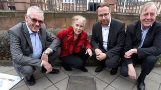 Platte verlegt (v. l.): Fritz-Jochen Weber und Roswitha Henz-Best vom Verein, Stadtrat Alexander Fleck und Sponsor Jürgen Staiger von der Schwiete-Stiftung.