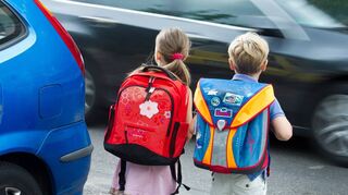 Am dem Gehweg geparkte Autos und Geschwindigkeitsüberschreitungen in 30-er-Zonen: Für Kinder entstehen schnell gefährliche Situationen.