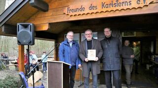 Oberbürgermeister Peter Kurz freut sich über den verliehenen Karlsternpreis.
