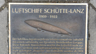 Ehrentafel für Luftschiff bei der Kurpfälzer Meile der Innovationen.