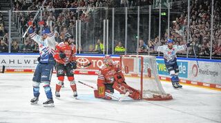 Der Schlagschuss von Matthias Plachta (nicht im Bild) hat eingeschlagen: Tyler Gaudet (links) und Matt Donovan bejubeln das 2:1 für die Adler.