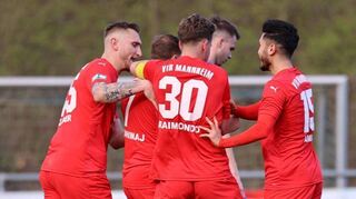 Die Rasenspieler bejubelten nicht nur ihren 2:1-Erfolg beim VfB Bretten, sondern durften sich auch über Ausrutscher der Verfolger freuen.