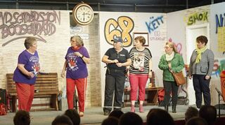 Riedrode, Buergerhaus, Theaterstueck der "Sainaewwel" - "Endschdadsjon Booschdadd", v.l. Thea (Doris Tannenberger) und Uschi (Gabi Schaefer-Bauer) , die Polizistin (Roswitha Gebhardt), Clarissa (Ann-Kathrin Morweiser), Susi Sorglos (Simone Kipfstuhl) und Victoria (Anita Reischert) 
25.03.2023 / Foto: Berno Nix