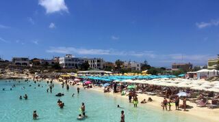 Auch die Insel Lampedusa mit ihrem türkisfarbenen Meerwasser setzt Badegästen Schranken.