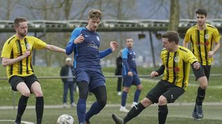 Dustin Lelek (Mitte, zwischen den Ladenburgern Philip Westermann, links, und Christian Goebel) erzielte den 1:1-Ausgleich für den TSV Schönau.