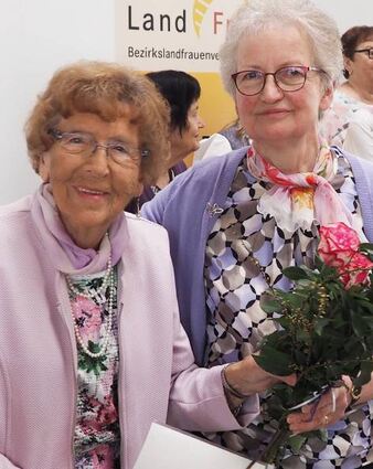 Marita Billau zeichnet Ehrenvorsitzende Marlies Hofmeister aus.
