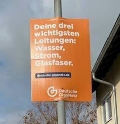 Ein Plakat in Ilvesheim, das für den Glasfaserausbau wirbt.