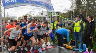 Laura Philipp (r.) gibt beim Neckar Run den Startschuss ab. Sieger Maximilian Walter (Nr. 367) und Nico Steißlinger (l.) reagieren prompt.