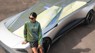 mid Groß-Gerau - Emeric Tchatchoua stellt ein Kleidungsstück vor, das von dem Concept Car inspiriert ist. Die Jacke ist ein technisches Kunststück, das dank eines linsenförmigen 3D-Drucks die Farbe ändert.