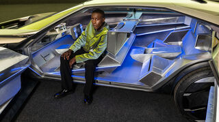 mid Groß-Gerau - Anlässlich der Europapremiere in Paris des Inception Concept hat sich Peugeot mit dem französischen Designer Emeric Tchatchoua zusammengetan.