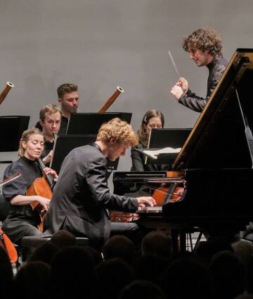 Taufrisch klingt Beethoven bei Lisiecki und dem Aurora Orchestra.