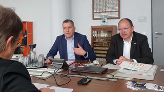 Im Gespräch: Aufsichtsratsvorsitzender Christian Specht (v.r.) und Technischer Geschäftsführer Martin in der Beek mit MM-Redakteur Bernhard Zinke.