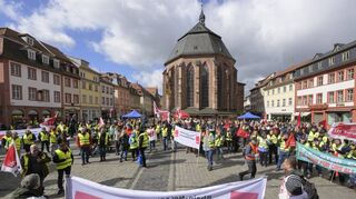 Auf dem Heidelberger Marktplatz treffen sich die Streikenden des Öffentlichen Dienstes zur Protestkundgebung.